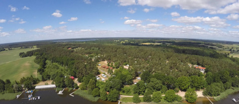 Vista aerea del campeggio e glamping Vakantiepark Havelberge immerso nel verde in Meclemburgo-Pomerania.