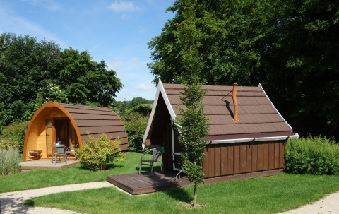 Twee knusse glamping-lodges in het groen bij Campingpark Kerstgenshof - Lodges Duitsland.