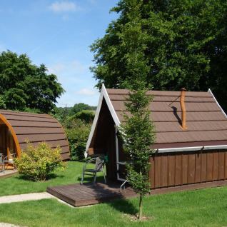 Twee knusse glamping-lodges in het groen bij Campingpark Kerstgenshof - Lodges Duitsland.
