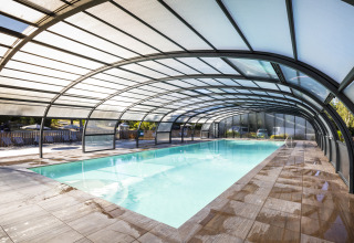 Piscine couverte avec toit transparent à Huttopia Lac de la Siauve Glamping, Auvergne, France.