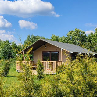 Glamping accommodatie Stadslandgoed De Heicohoeve - Glamping Lodges Gelderland, omgeven door groene natuur.