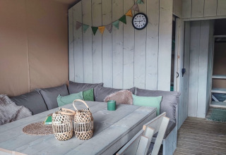 Knusse zithoek in een glamping lodge van Stadslandgoed De Heicohoeve in Gelderland, Nederland.