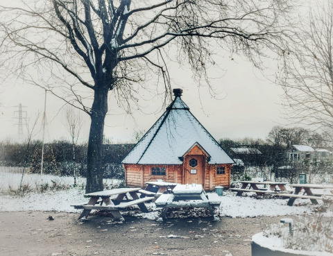 Hébergement glamping sous la neige à Stadslandgoed De Heicohoeve - Glamping Lodges Gelderland avec chalet.