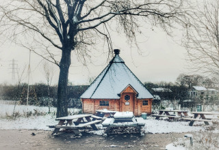Alojamiento glamping en clima nevado en Stadslandgoed De Heicohoeve - Glamping Lodges Gelderland con cabaña.