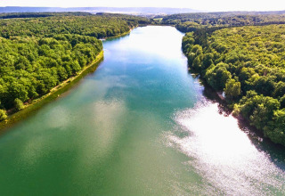 Vista aérea del río y bosques cercanos a Tiny lodge - Ellertshäuser See, sitio de glamping en la naturaleza.