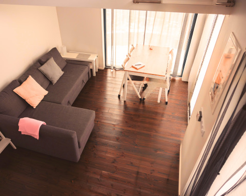 Modern living space in Tiny lodge - Ellertshäuser See glamping with gray sofa and dining table.