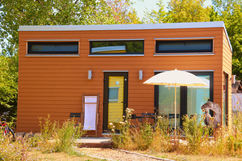 Alloggio glamping 'Tiny lodge - Ellertshäuser See', una moderna tiny house con terrazza e area relax esterna.