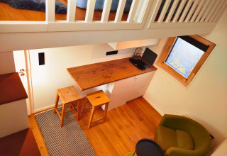 Udsigt over et kompakt glamping Tiny lodge ved Ellertshäuser See med moderne indretning og hems.