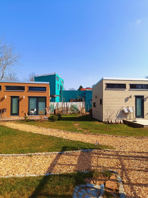 Accoglienti tiny house per glamping al 'Tiny lodge - Ellertshäuser See' con giardino e cielo sereno.