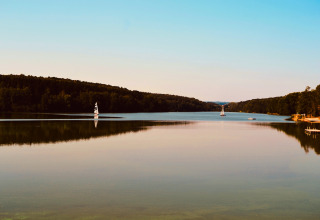 Idyllischer Blick auf den Ellertshäuser See mit Segelbooten, nahe der Tiny lodge Glamping-Unterkunft.