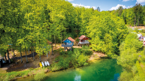 Hébergements glamping Vakantiepark Sorpesee - Cabanes dans les arbres en forêt près d’un lac en Rhénanie-du-Nord-Westphalie.