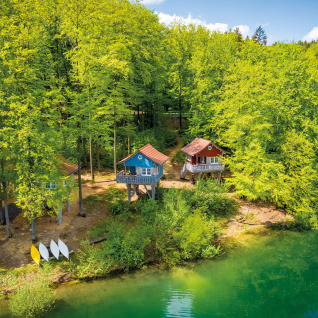 Glamping Unterkunft im Vakantiepark Sorpesee - Baumhäuser im Wald am See in Nordrhein-Westfalen, Deutschland.
