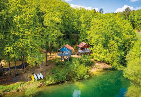 Glamping Unterkunft im Vakantiepark Sorpesee - Baumhäuser im Wald am See in Nordrhein-Westfalen, Deutschland.