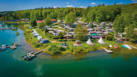 Luchtfoto van glamping- en kampeerplekken aan het meer bij Vakantiepark Sorpesee - Boomhutten NRW.