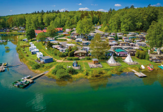 Luftfoto af glamping og camping ved søen på Vakantiepark Sorpesee - Boomhutten Noordrijn-Westfalen.