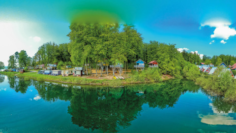 Glamping-indkvartering ved søen med træhytter og campingvogne i Vakantiepark Sorpesee, Nordrhein-Westfalen.