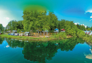 Alojamiento glamping con casas en los árboles y remolques en el lago Vakantiepark Sorpesee, Renania del Norte-Westfalia.