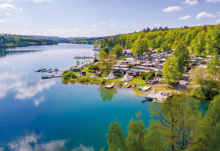 Vista panorámica de glamping y camping en Vakantiepark Sorpesee - Boomhutten, Renania del Norte-Westfalia, junto al lago.
