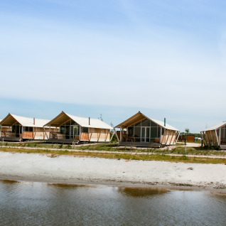 Glamping aan het water met luxe safaritenten op Strandpark De Zeeuwse Kust in Zeeland, Nederland.