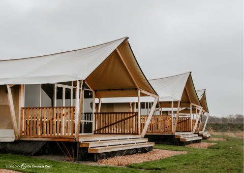 Glampingindkvartering i form af safaritelte på Strandpark De Zeeuwse Kust i Zeeland, Holland, moderne stil.