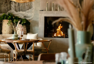 Gemütliches Glamping-Restaurant bei Strandpark De Zeeuwse Kust mit Kamin und stilvoller Einrichtung.