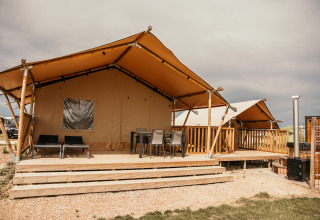 Alloggio glamping presso Strandpark De Zeeuwse Kust con tenda safari e terrazza in Zelanda, Paesi Bassi.