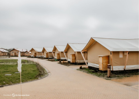 Alloggi glamping in tende safari presso Strandpark De Zeeuwse Kust, Zelanda, Paesi Bassi, in una giornata nuvolosa.