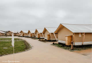 Glamping-Unterkünfte in Safarizelten im Strandpark De Zeeuwse Kust, Zeeland, Niederlande bei Wolken.