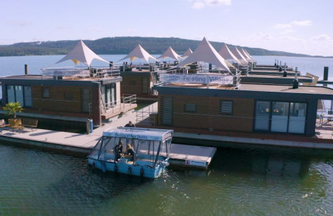 Floating Village Brombachsee - Lodges Bayern ofrece glamping en lodges flotantes con vistas al lago.