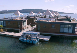 Floating Village Brombachsee - Lodges Bayern biedt luxe glamping op het water met drijvende lodges.