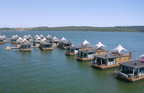 Lodges flotantes de glamping en Brombachsee, Baviera, ideales para vivir una experiencia de camping de lujo.