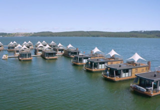 Drijvende glampinglodges op Brombachsee in Beieren, perfecte luxe kampeerervaring op het water.