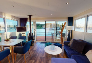 Lodge de glamping moderne au Floating Village Brombachsee, intérieur élégant et vue sur le lac en Bavière.