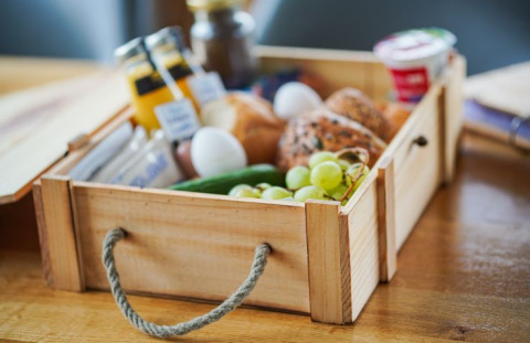 Cassetta per la colazione al Floating Village Brombachsee - Lodges Bayern, sistemazione glamping in Germania.