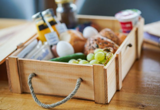 Caja de desayuno en Floating Village Brombachsee - Lodges Bayern, alojamiento glamping en Alemania.