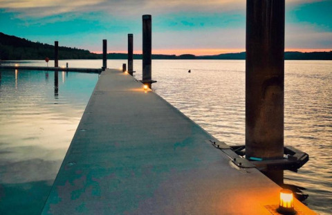 Floating Village Brombachsee - Lodges Bayern: Molo sul lago al tramonto, atmosfera tranquilla per glamping.