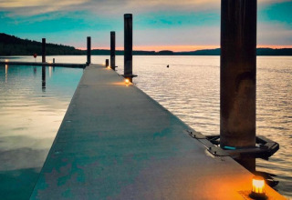 Floating Village Brombachsee - Lodges Bayern: Steiger aan rustig meer bij zonsondergang, glampingervaring.