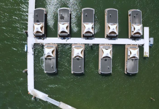 Vue aérienne des lodges de glamping sur l’eau à Floating Village Brombachsee, en Bavière.