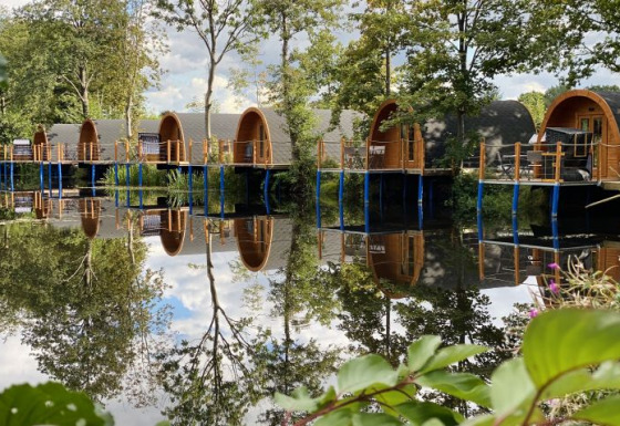 Glamping am See: Campotel Nord-Ostsee Pods in Schleswig-Holstein, eingebettet in malerische Natur.