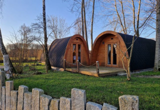 Campotel Nord-Ostsee - Pods Slesvig-Holsten: Moderne glampinghytter i skovområde, omgivet af natur.