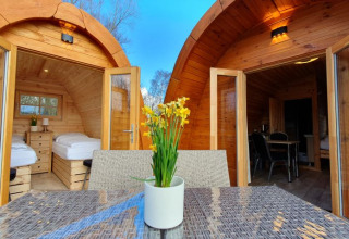 Zwei offene Holz-Pods mit Terrasse und Blumentopf am Campotel Nord-Ostsee - Pods Schleswig-Holstein, Camping.