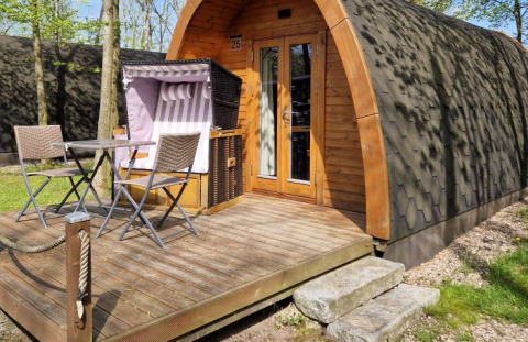 Alojamiento glamping en Campotel Nord-Ostsee, Schleswig-Holstein, con terraza de madera y asientos exteriores.
