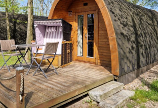 Alojamiento glamping en Campotel Nord-Ostsee, Schleswig-Holstein, con terraza de madera y asientos exteriores.