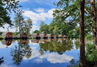 Hébergements glamping au bord d’un lac, Campotel Nord-Ostsee - Pods Schleswig-Holstein, reflet dans l’eau.