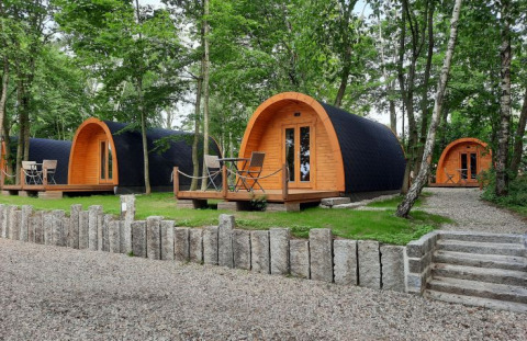 Alloggi glamping in cabine di legno al Campotel Nord-Ostsee - Pods Schleswig-Holstein, immersi nella natura.