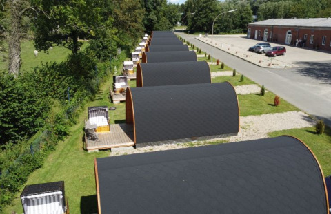 Rij glamping pods bij Campotel Nord-Ostsee in Sleeswijk-Holstein met terrassen en groene omgeving.