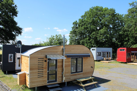 Plusieurs tiny houses modernes en bois et colorées au glamping Klein vakantie- en tentoonstellingspark en Basse-Saxe.
