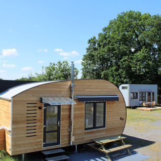 Plusieurs tiny houses modernes en bois et colorées au glamping Klein vakantie- en tentoonstellingspark en Basse-Saxe.