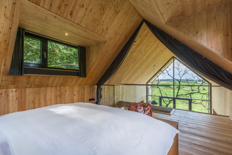 Vista interna di una casa sull'albero di lusso a Lütetsburg Lodges - Boomhutten Nedersaksen con vista sulla campagna verde.