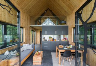 Innenraum einer luxuriösen Glamping-Hütte bei Lütetsburg Lodges Boomhutten Nedersaksen mit modernem Stil.